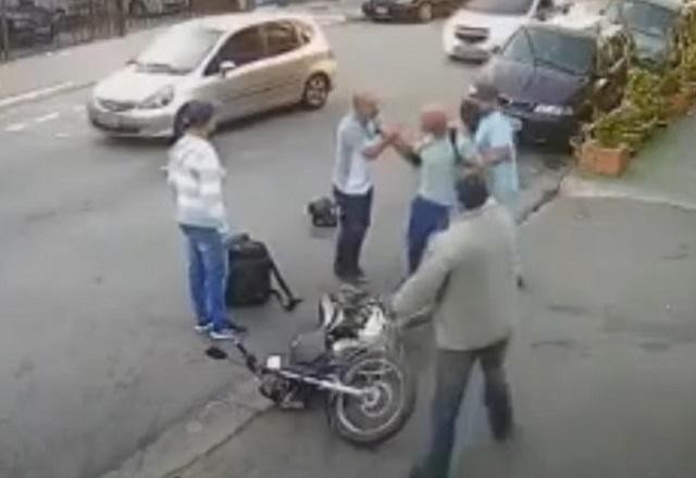 Imagem da noticia Ladrão é espancado após tentar roubar bolsa de mulher em SP