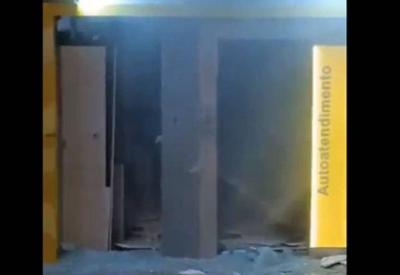 Criminosos explodem agência bancária e atacam sede da polícia no interior da Bahia Criminosos explodem agência bancária e atacam sede da polícia no interior da Bahia