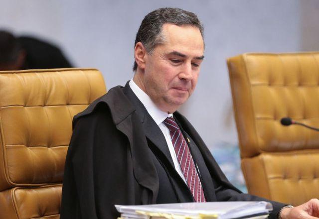 Barroso diz esperar "temporada de paz" após posse de Moraes no TSE Barroso diz esperar "temporada de paz" após posse de Moraes no TSE