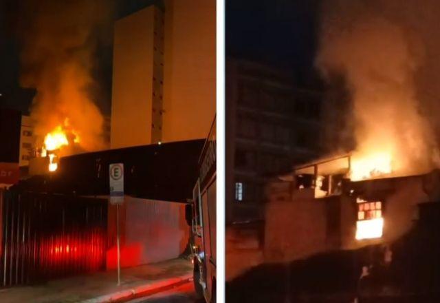 Idoso de 88 anos morre carbonizado em incêndio que destruiu pensão no centro de SP Idoso de 88 anos morre carbonizado em incêndio que destruiu pensão no centro de SP