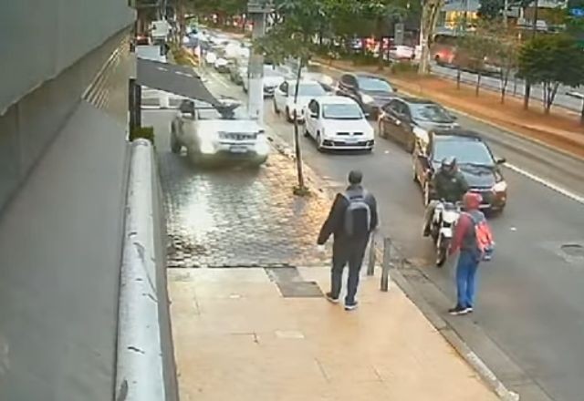 Imagem da noticia Homem tem mal súbito, atropela duas pessoas e mata uma delas