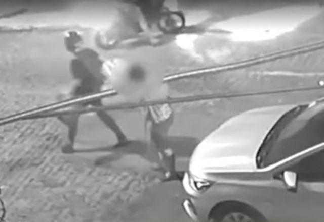 "É o nosso trabalho": Ladrões roubam senhora à mão armada e pedem desculpas "É o nosso trabalho": Ladrões roubam senhora à mão armada e pedem desculpas