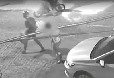 "É o nosso trabalho": Ladrões roubam senhora à mão armada e pedem desculpas  "É o nosso trabalho": Ladrões roubam senhora à mão armada e pedem desculpas