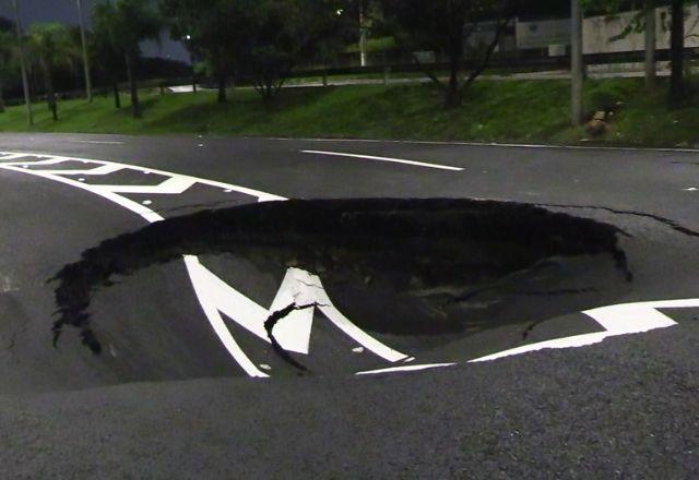 Após cratera reabrir, Sabesp prevê que trecho da Marginal Tietê ficará interditado por 30 dias Após cratera reabrir, Sabesp prevê que trecho da Marginal Tietê ficará interditado por 30 dias