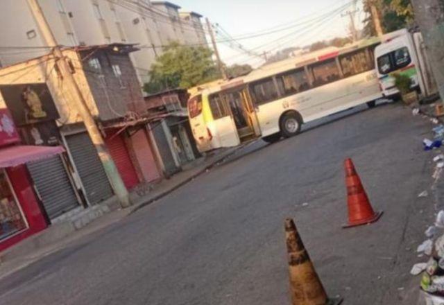 Ônibus é sequestrado e usado como barricada por traficantes no Rio Ônibus é sequestrado e usado como barricada por traficantes no Rio