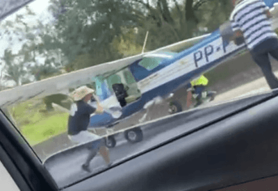 Avião de pequeno porte faz pouso de emergência na Rodovia Régis Bittencourt (SP) Avião de pequeno porte faz pouso de emergência na Rodovia Régis Bittencourt (SP)