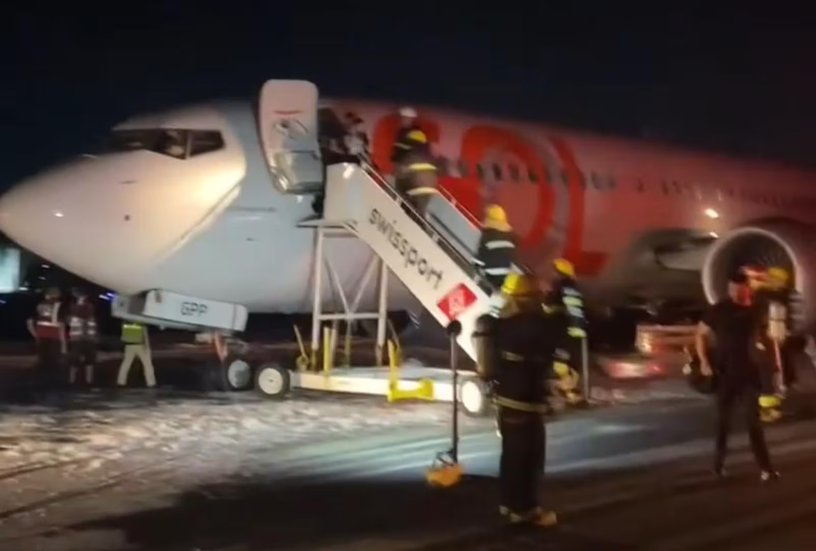 Imagem da noticia SBT News madrugada: Avião colide com carro na pista ao decolar no RJ