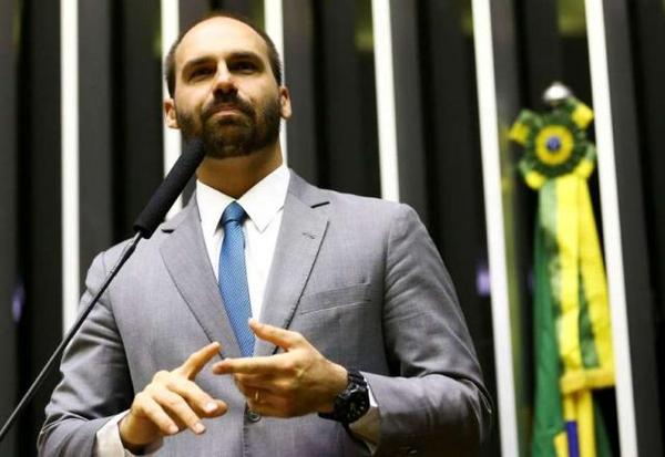 Imagem da notícia: Eduardo repete embate com Novo, que descarta romper com PL