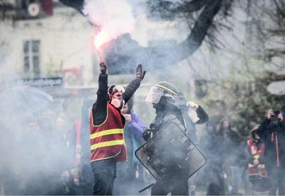 Em meio a protestos, França decide hoje sobre reforma da Previdência Em meio a protestos, França decide hoje sobre reforma da Previdência
