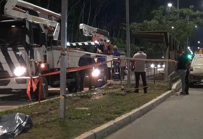 SP: mulher morre eletrocutada em ponto de ônibus SP: mulher morre eletrocutada em ponto de ônibus