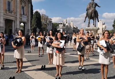 Ex-comissárias da Alitalia tiram uniforme em protesto contra a empresa; assista Ex-comissárias da Alitalia tiram uniforme em protesto contra a empresa; assista