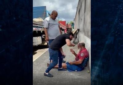 Ex-deputado agride homem que foi flagrado dando pauladas em cachorro na Bahia Ex-deputado agride homem que foi flagrado dando pauladas em cachorro na Bahia