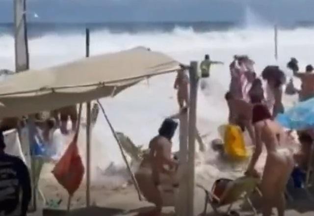 Imagem da noticia Água do mar invade calçadão e avenida após ressaca em praias do Rio