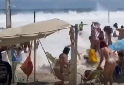 Água do mar invade calçadão e avenida após ressaca em praias do Rio Água do mar invade calçadão e avenida após ressaca em praias do Rio