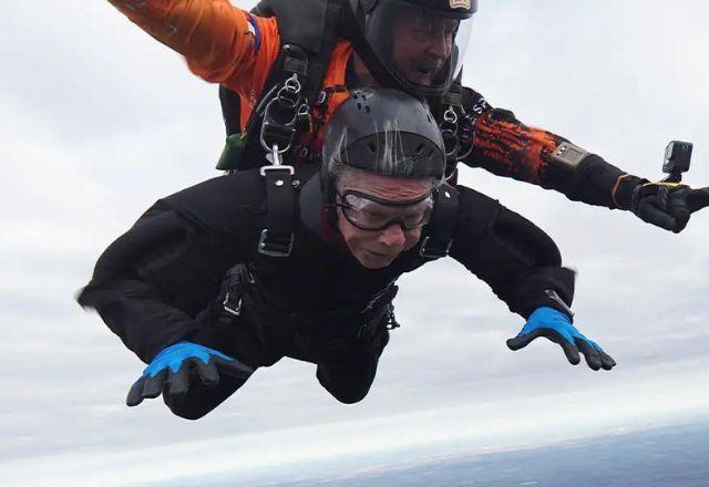 Idoso de 106 anos pula de paraquedas e bate recorde mundial Idoso de 106 anos pula de paraquedas e bate recorde mundial