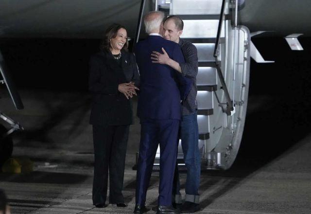 Evan Gershkovich é recebido por Biden após desembarcar nos Estados Unidos Evan Gershkovich é recebido por Biden após desembarcar nos Estados Unidos