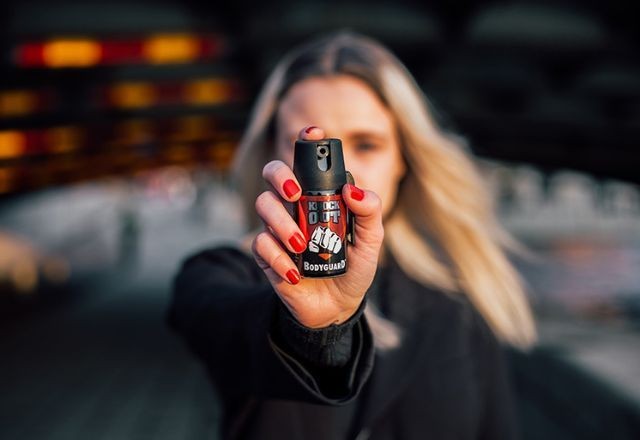 Imagem da noticia Câmara do DF aprova projeto que autoriza uso de armas de choque e spray de pimenta por mulheres