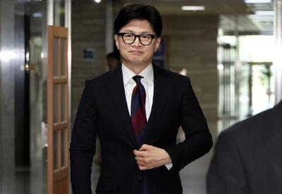 Líder do partido governista da Coreia do Sul renuncia após apoiar impeachment de presidente Líder do partido governista da Coreia do Sul renuncia após apoiar impeachment de presidente