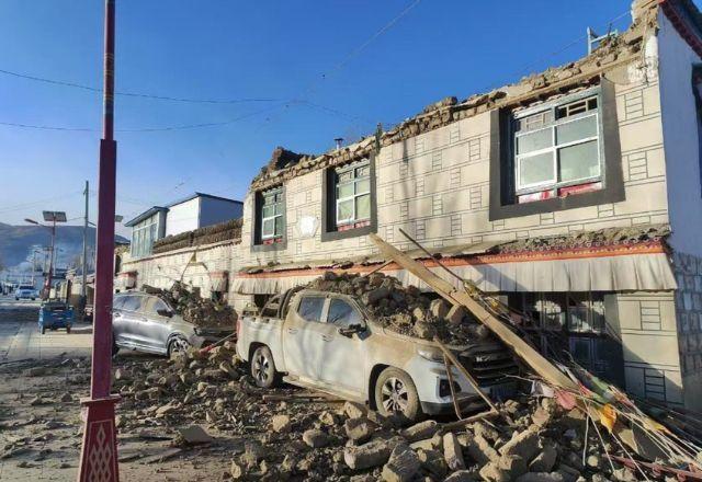 Forte terremoto deixa mais de 90 mortos e 100 feridos no Tibete Forte terremoto deixa mais de 90 mortos e 100 feridos no Tibete