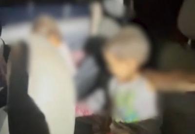 Pai deixa filhos de 1 e 3 anos dentro de carro para ir a bar no DF Pai deixa filhos de 1 e 3 anos dentro de carro para ir a bar no DF