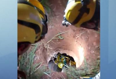 Idoso que estava desaparecido é resgatado após ficar mais de 24 horas preso em buraco Idoso que estava desaparecido é resgatado após ficar mais de 24 horas preso em buraco