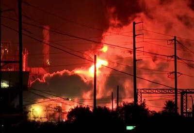 EUA: Incêndio de grandes proporções atinge refinaria próxima a Los Angeles EUA: Incêndio de grandes proporções atinge refinaria próxima a Los Angeles