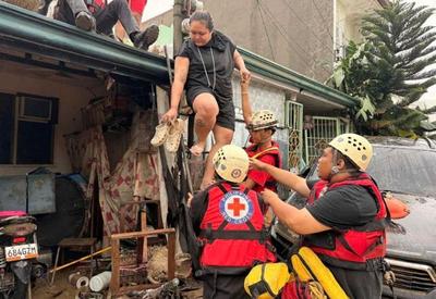 Passagem de tufão deixa ao menos 2 mortos nas Filipinas  Passagem de tufão deixa ao menos 2 mortos nas Filipinas