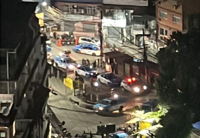 RJ: confrontos em comunidades deixam 7 suspeitos mortos e 5 feridos; 1 PM foi baleado RJ: confrontos em comunidades deixam 7 suspeitos mortos e 5 feridos; 1 PM foi baleado
