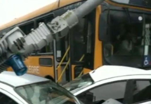 Motorista de ônibus tem mal súbito e bate em 9 carros estacionados em avenida no RS Motorista de ônibus tem mal súbito e bate em 9 carros estacionados em avenida no RS