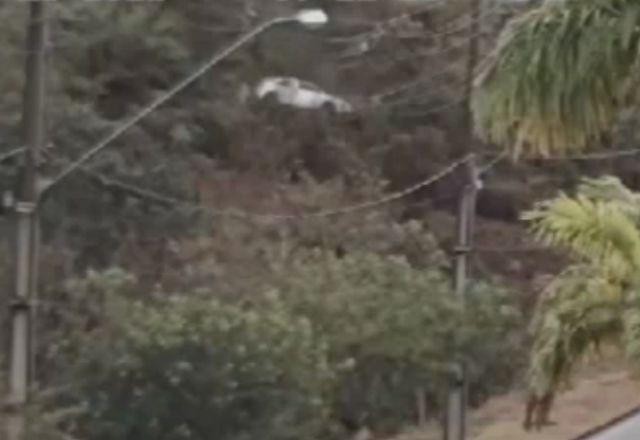 Imagem da noticia Impressionante: carro capota em ribanceira e motorista sai ileso