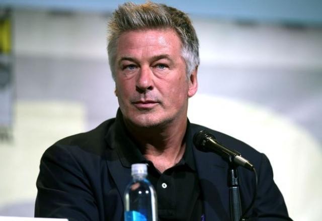 Imagem da noticia Alec Baldwin fala pela 1ª vez em público sobre disparo que matou diretora