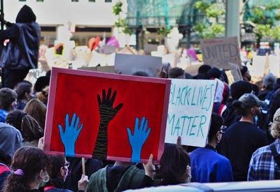 NY pagará US$13 mi a manifestantes presos durante protestos por morte de George Floyd NY pagará US$13 mi a manifestantes presos durante protestos por morte de George Floyd