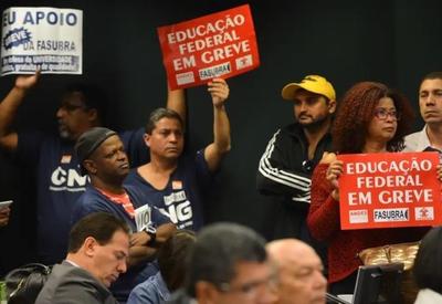 Lula se reúne com reitores de universidades e institutos federais e deve anunciar aumento de verba Lula se reúne com reitores de universidades e institutos federais e deve anunciar aumento de verba