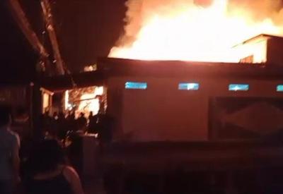 Incêndio de grandes proporções atinge cinco casas no Amapá Incêndio de grandes proporções atinge cinco casas no Amapá