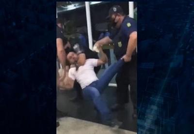 Novo vídeo mostra ameaça de deficiente a guardas em rodoviária Novo vídeo mostra ameaça de deficiente a guardas em rodoviária