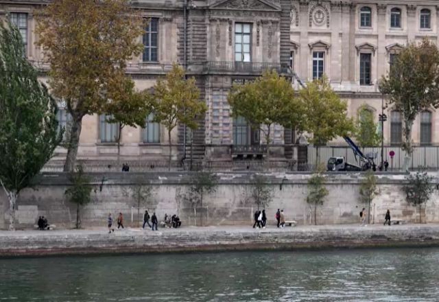 Imagem da noticia Roubo no Louvre: ação relâmpago, guindaste, joias francesas levadas e fuga de moto