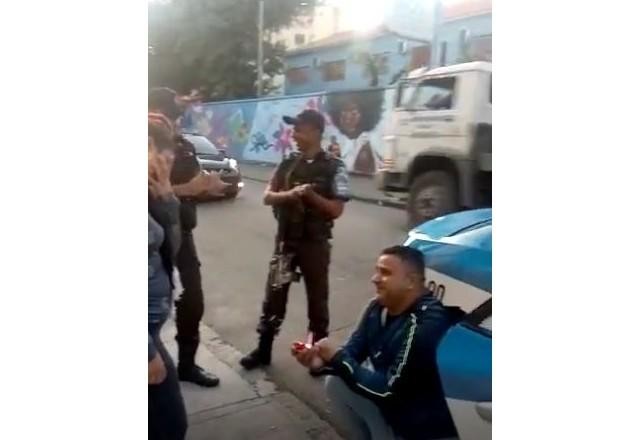 Imagem da noticia Homem finge estar preso para pedir namorada em casamento