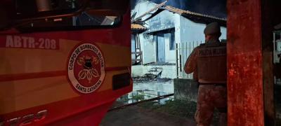 Homem mata a própria filha de três meses e a sogra ao botar fogo em casa Homem mata a própria filha de três meses e a sogra ao botar fogo em casa