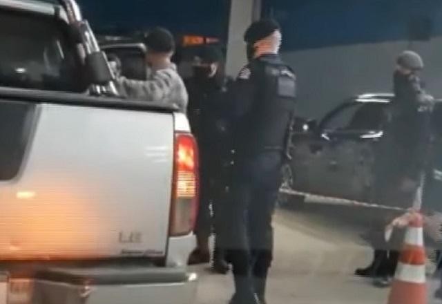 Imagem da noticia Após atitude racista em fila de vacina, polícia descobre que homem era foragido