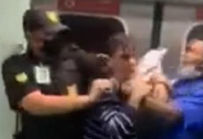 SP: seguranças de trem são flagrados em briga com passageiros SP: seguranças de trem são flagrados em briga com passageiros