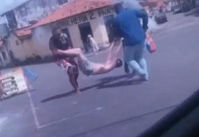 Homem é atacado por abelhas e é socorrido por populares Homem é atacado por abelhas e é socorrido por populares