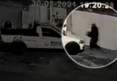 Homem é executado com vários tiros em frente à mãe Homem é executado com vários tiros em frente à mãe