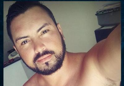 Homem flagrado agredindo mulher com vários socos se entrega à polícia  Homem flagrado agredindo mulher com vários socos se entrega à polícia