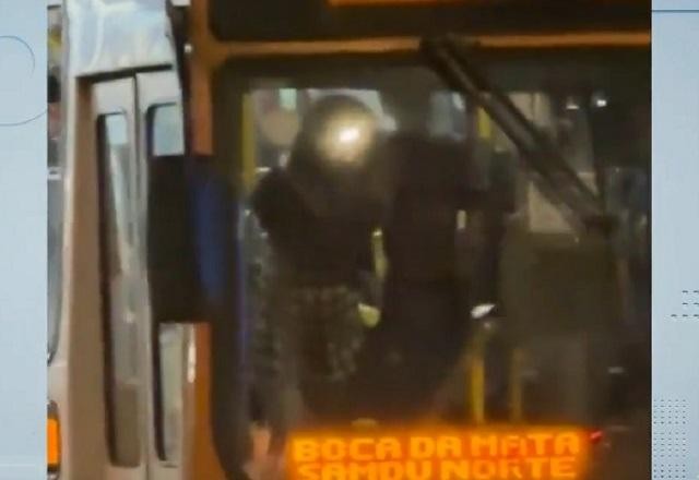 Imagem da noticia DF: homem armado com faca faz passageira refém em ônibus