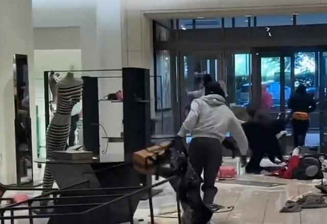Criminosos mascarados invadem e roubam loja de luxo nos EUA Criminosos mascarados invadem e roubam loja de luxo nos EUA