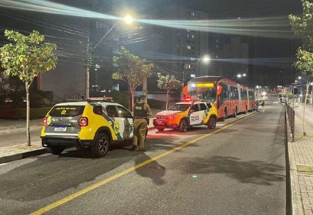 Homem morre esfaqueado após defender casal gay dentro de ônibus Homem morre esfaqueado após defender casal gay dentro de ônibus