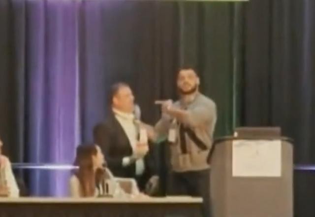 Imagem da noticia Médico é agredido durante discurso em congresso de medicina
