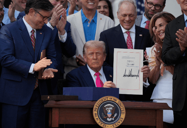 Trump sanciona lei orçamentária que corta impostos e aumenta gastos Trump sanciona lei orçamentária que corta impostos e aumenta gastos