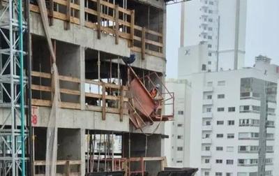 Trabalhador morre após cair de andaime a 25 metros de altura Trabalhador morre após cair de andaime a 25 metros de altura