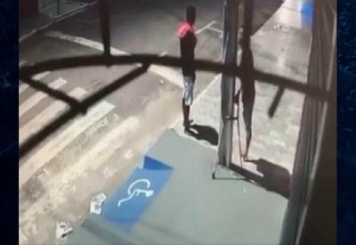 Vídeo: homem de apenas uma perna escala poste para furtar loja Vídeo: homem de apenas uma perna escala poste para furtar loja